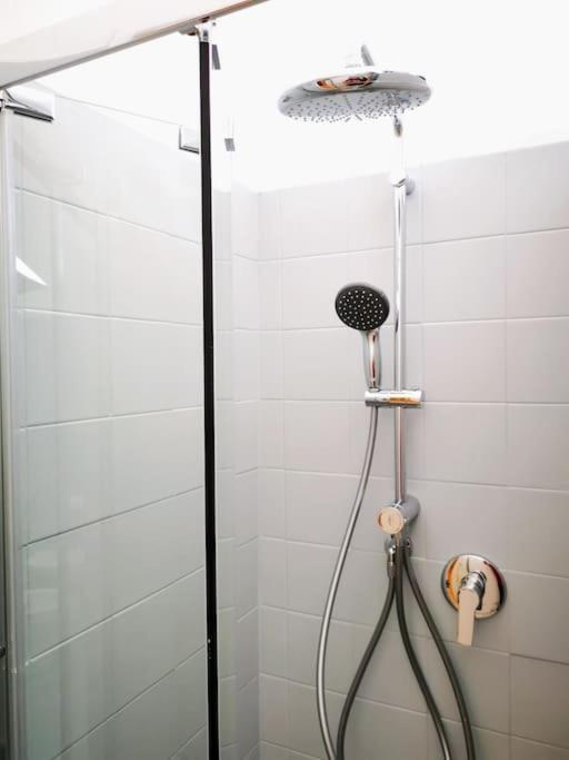 밀라노 Sunny Flat 50 Meters From The Metro 아파트 외부 사진