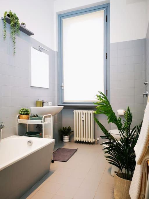 밀라노 Sunny Flat 50 Meters From The Metro 아파트 외부 사진