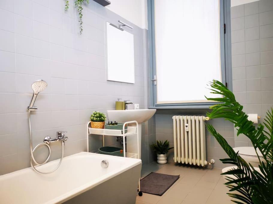 밀라노 Sunny Flat 50 Meters From The Metro 아파트 외부 사진