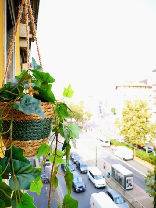 밀라노 Sunny Flat 50 Meters From The Metro 아파트 외부 사진